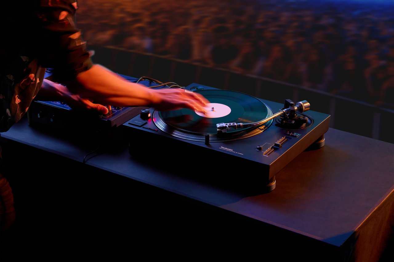 Technics predstavil novo generacijo legendarnega gramofona SL-1200 Technics predstavil novo generacijo legendarnega gramofona SL-1200